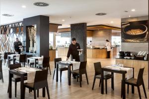 Restaurace v ubytování Hotel Riu Papayas - All Inclusive