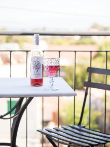 Nápoje v ubytování Katrina's apartments + 14 fotografií