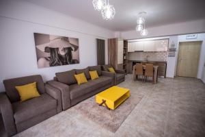 uma sala de estar com um sofá e uma mesa em Moonlight Apartments em Mamaia