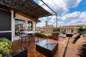 a patio with a table and chairs on a balcony at Charming Attic Niche in Florence