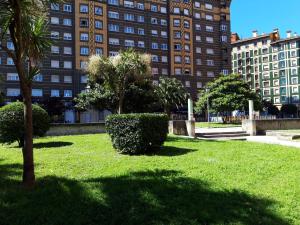 アビレスにあるAvilés para Visitarの大きな建物と木々のある公園