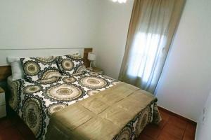 een slaapkamer met een bed en een raam bij MET&GOLF OLIVA NOVA BEACH in Oliva +20 foto's