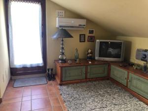 TV a/nebo společenská místnost v ubytování Un tetto per 2 + 2 fotografie