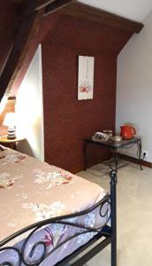 Le Vicel的住宿－LE CHALET SUISSE - Chambre papillons，卧室配有一张床和一张桌子