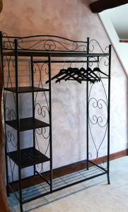 una estantería de hierro negro con tres estanterías en LE CHALET SUISSE - Chambre papillons en Le Vicel