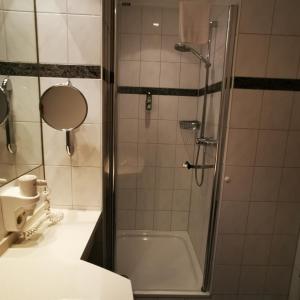 Ein Badezimmer in der Unterkunft Etzhorner Krug