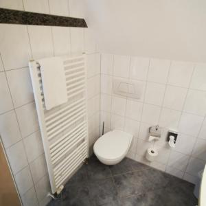 Ein Badezimmer in der Unterkunft Etzhorner Krug