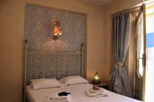 - une chambre avec un lit et 2 serviettes dans l'établissement Elafonisos Elaion, à Elafonisos