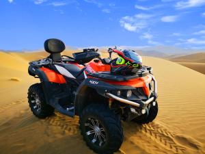 敦煌的住宿－敦煌薇薇安VIVIAN国际沙漠露营基地，沙漠中的四轮摩托车