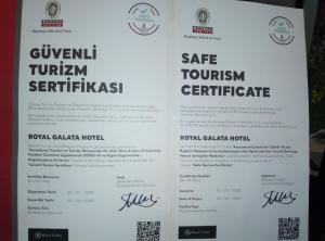 una señal para un restaurante centrado en el turismo de cafetería en Royal Galata Hotel en Estambul