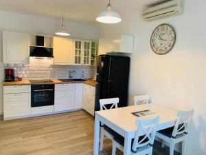 Kuchyňa alebo kuchynka v ubytovaní Apartments Biba + 37 fotografií
