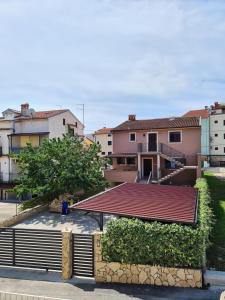 vistas a un edificio con techo rojo en Apartments Denis & Lucija, en Rovinj