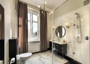 Kúpeľňa v ubytovaní DK Premium Śródmieście + 37 fotografií