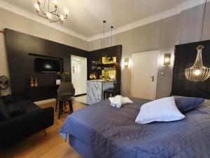 sypialnia z niebieskim łóżkiem i salon w obiekcie DK Premium Śródmieście w Olsztynie