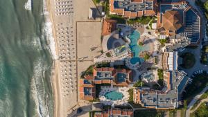 una vista aérea de la playa y el océano en HVD Club Hotel Miramar - 24 Hours Ultra All Inclusive en Obzor