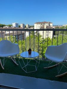 two chairs and a table on a balcony at Appartement à 300 m du lac et des commerces in Annecy