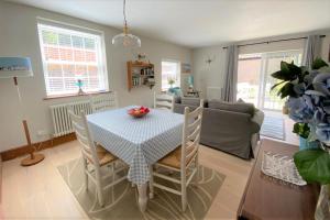 uma sala de estar com uma mesa e um sofá em Delf Stream, close to town with lovely sunny terrace em Sandwich