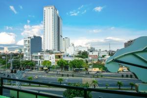 een uitzicht op een straat met een hoog gebouw bij Honey Hotel Da Nang in Da Nang