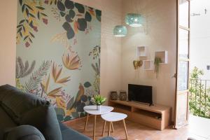 salon z kanapą i telewizorem w obiekcie Jerez Centro MRZ Rentals w mieście Jerez de la Frontera