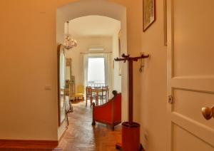 Posedenie v ubytovaní Amazing Sea View in Historic Building in Downtown by Wonderful Italy