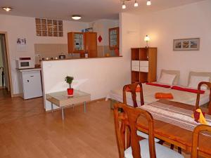 Kuchyňa alebo kuchynka v ubytovaní Raday Central Apartment + 23 fotografií