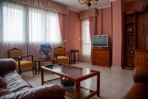 - un salon avec un canapé et une télévision dans l'établissement Pico da Costa, à Barreiros