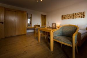 Landgasthof Ritter في فيلينغن شفيننغن: غرفة معيشة مع طاولة وكراسي خشبية