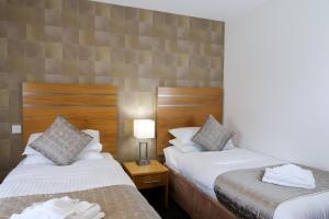 Postel nebo postele na pokoji v ubytování Carrbridge Hotel