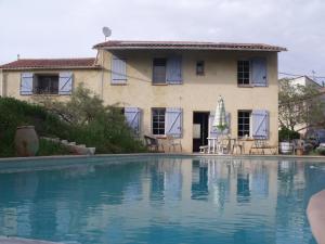 ein Haus mit einem Pool vor einem Haus in der Unterkunft Domaine de la Marseillaise in La Crau