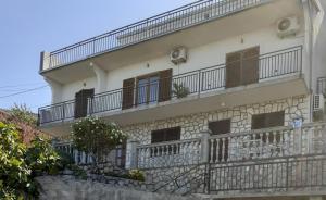 - un bâtiment avec des balcons sur le côté dans l'établissement Room Domo, à Senj