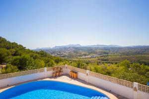 uma piscina na varanda de uma casa em Mirador al Sur em Moraira