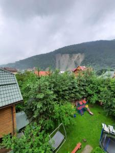 Nespecifikovaný výhled na hory nebo výhled na hory při pohledu z hotelu
