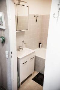een witte badkamer met een wastafel en een spiegel bij Harzgeiss in Hohegeiß