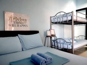 Bunk bed o mga bunk bed sa kuwarto sa The Stopover Hostel - Mactan