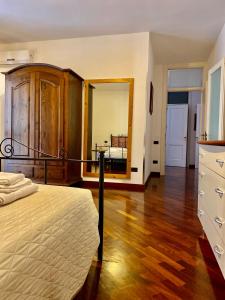 um quarto com uma cama, uma cómoda e um espelho em Guardiana del castello em Otranto