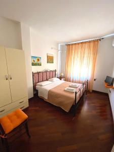 Un dormitorio con una cama y una ventana grande. en Guardiana del castello, en Otranto