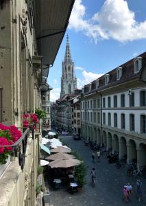 - une vue sur une rue de la ville avec une tour de l'horloge dans l'établissement Historical and Modern Flat by Zytglogge - 2nd floor, à Berne