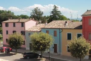 Casa Amarosa في San Michele in Teverina: مجموعة منازل مع سيارات تقف في شارع