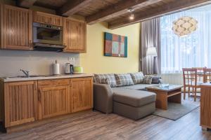 Kuchyňa alebo kuchynka v ubytovaní TATRYSTAY Apartmány Lomnica