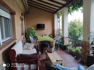 patio con mesa y sillas en el balcón en Rural Olalla, en Villar de Olalla