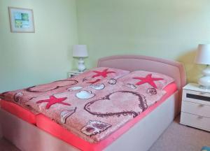 レリクにあるFerienhaus Rerik MOST 2103のベッドルーム1室(ピンクの毛布とヒトデ付)