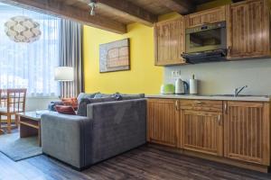 Kuchyňa alebo kuchynka v ubytovaní TATRYSTAY Apartmány Lomnica