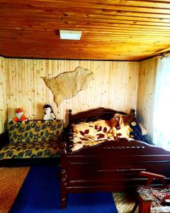 einem Hund, der auf einem Bett in einem Zimmer liegt in der Unterkunft Садиба у пані Марії in Worochta