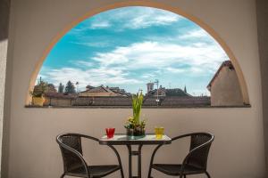 mesa con sillas y mesa con ventana en La Loggia su Acqui. Centro, wi-fi, aria condizionata, ascensore, en Acqui Terme