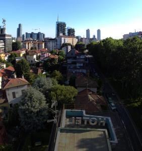 Vista ariale di una città con un edificio e edifici di Hotel Zara Milano a Milano