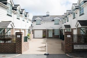 rząd białych domów z podjazdem w obiekcie Wendy House w mieście Eastbourne