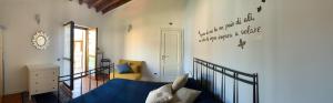 ein Schlafzimmer mit einem Bett und eine Treppe mit einem Fenster in der Unterkunft Casa Mariposa in Desenzano del Garda