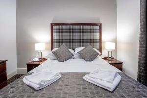 Postel nebo postele na pokoji v ubytování Carrbridge Hotel