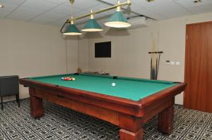 Biliár nebo kulečník v ubytování Focus Hotel Premium Elbląg