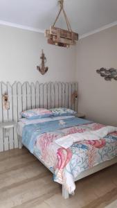 una camera bianca con un letto di Helena's Rooms a Kassiopi
